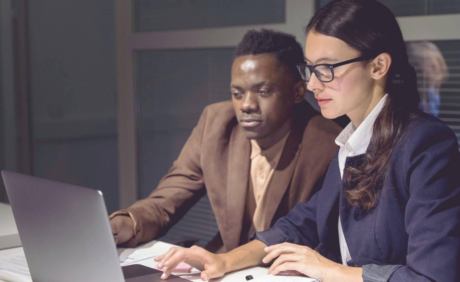 Finanzberatung in der Praxis - Teammitglied erklärt Budgetstrategien