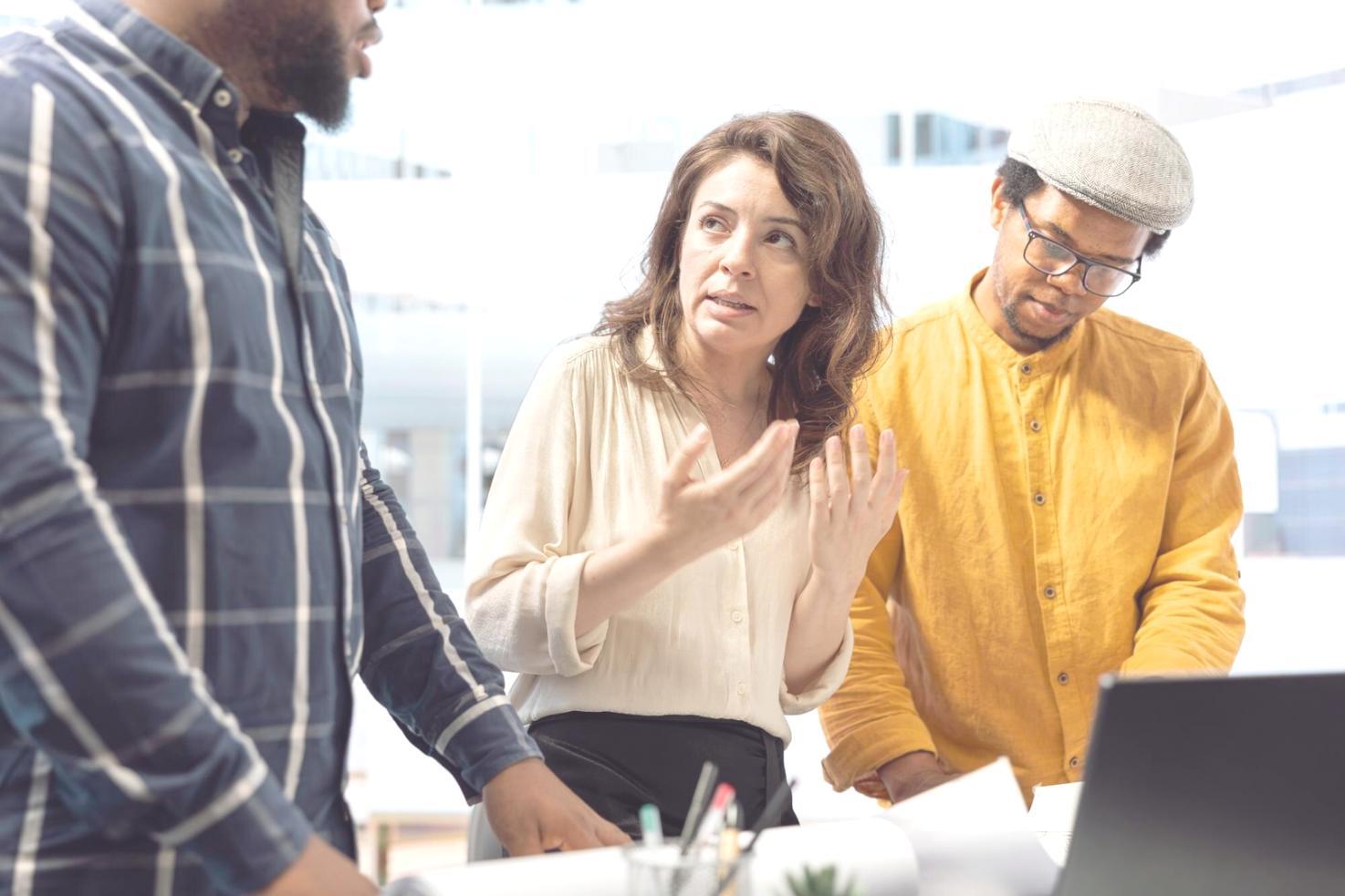 Digitale Finanzplanung auf Tablet mit Grafiken und Diagrammen